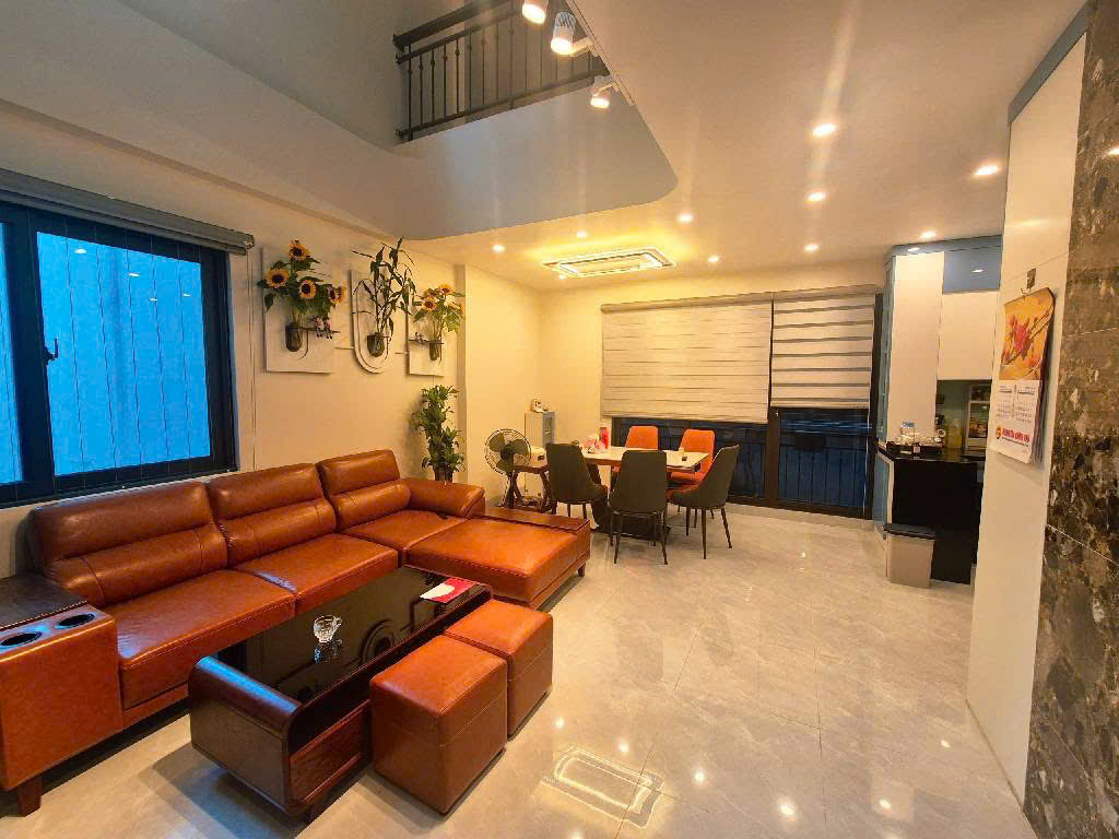 CHỈ PHẢI BỎ RA 6.8 TỶ SỞ HỮU NGAY CĂN NHÀ NẰM TRÊN PHỐ TRUNG KÍNH XÂY 5 TẦNG DT 35M2